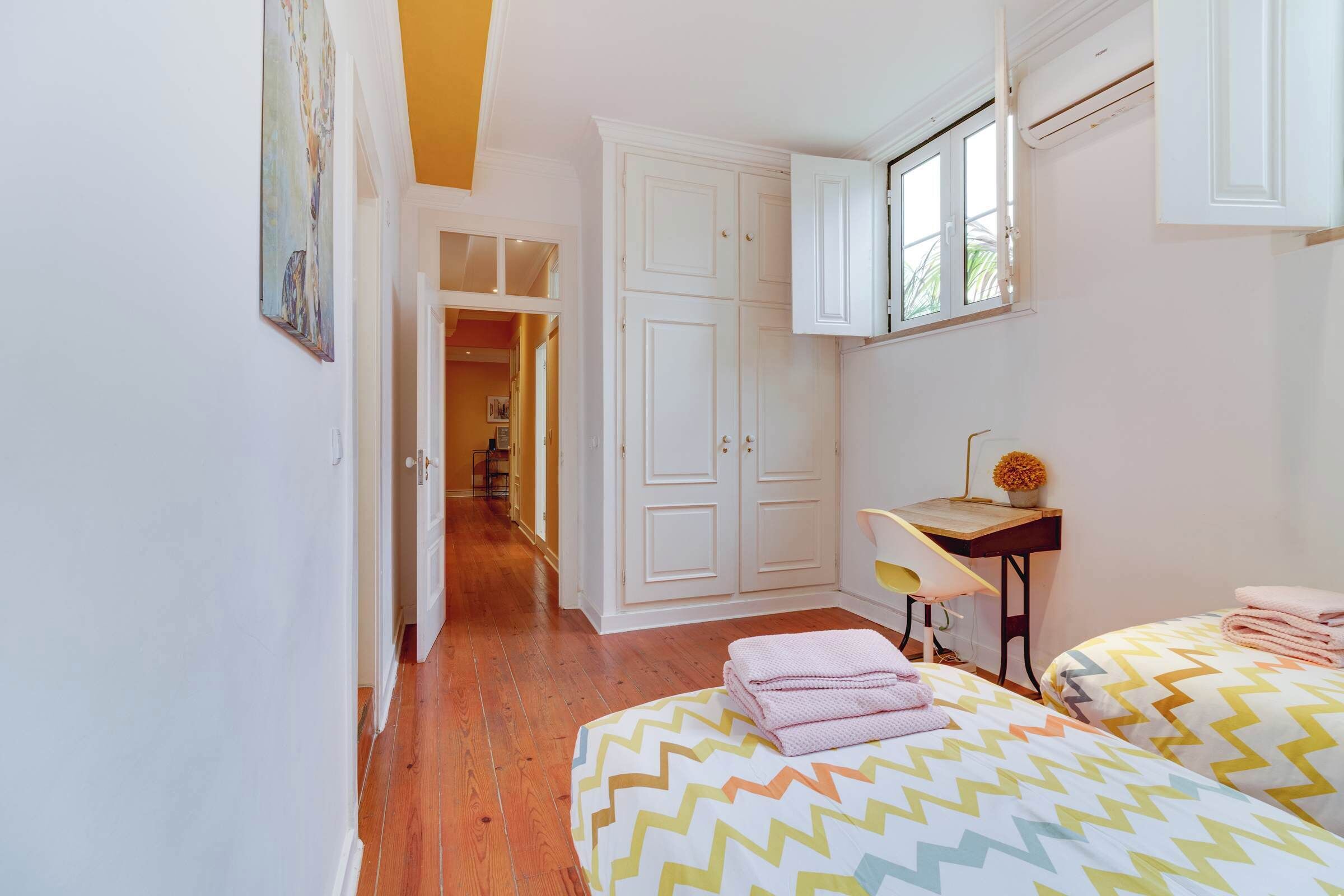 4 chambres, bureau, fer et planche à repasser, lit parapluie