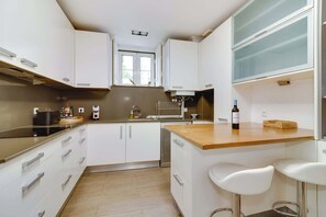 Jääkaappi, mikroaaltouuni, uuni, liesi