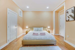 4 chambres, bureau, fer et planche à repasser, lit de bébé portatif