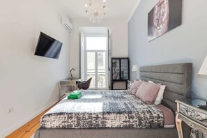 2 habitaciones, escritorio y tabla de planchar con plancha 