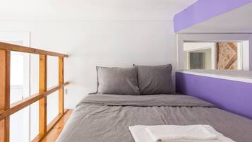 2 bedrooms, desk, iron/ironing board, WiFi