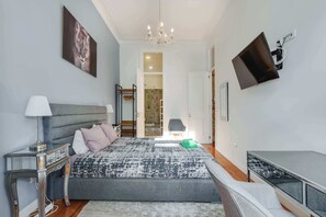 2 habitaciones, escritorio y tabla de planchar con plancha 