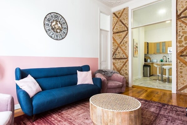 TV, offices - São Paulo 1 - 2 bedroom next to TimeOut Market (Lisboa)