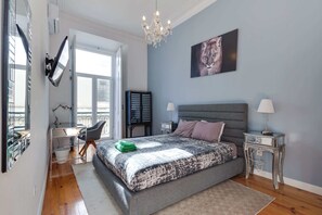 2 chambres, bureau, fer et planche à repasser, lit parapluie