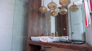 Ducha, secador de pelo, toallas