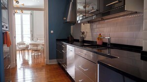 Coffee/tea maker, fridge, microwave, oven - Bairro Alto | 4 Bedrooms + 3 Baths | Sleeps 8 (Lisboa)