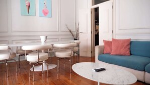Dining - Bairro Alto | 4 Bedrooms + 3 Baths | Sleeps 8 (Lisboa)