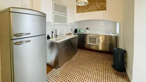 Coffee/tea maker, fridge, microwave, oven