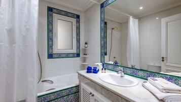 Apartment | Bathroom | Bathtub, hair dryer, towels