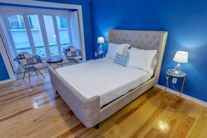 3 habitaciones, escritorio y tabla de planchar con plancha 
