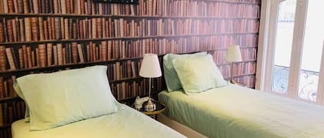 3 chambres, bureau, fer et planche à repasser, lit parapluie