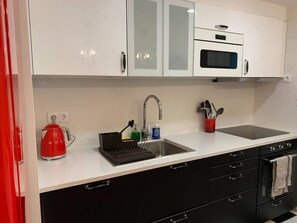 Køleskab, mikrobølgeovn, ovn, kogeplade