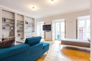 2 soverom, skrivebord, strykejern/-brett og reiseseng for barn