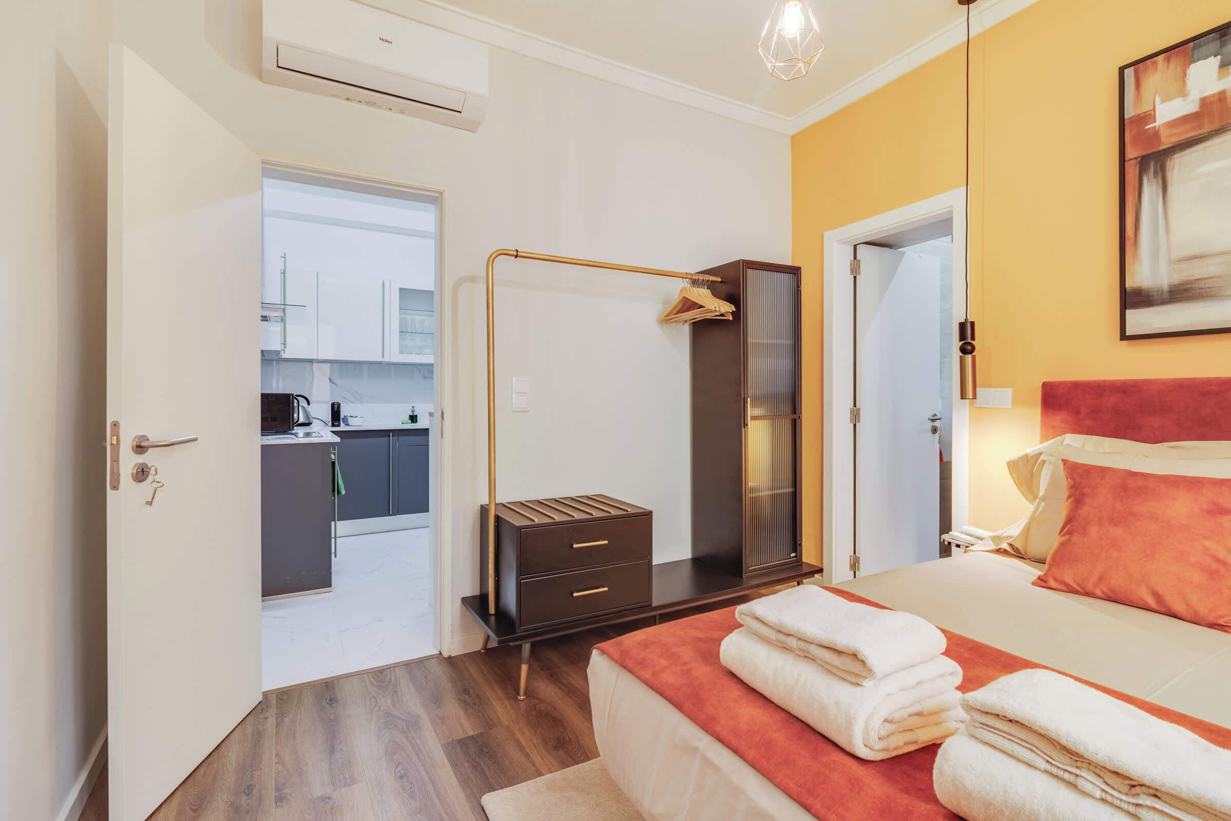 2 Schlafzimmer, Schreibtisch, Bügeleisen/Bügelbrett, Reisekinderbett