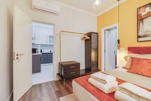 2 Schlafzimmer, Schreibtisch, Bügeleisen/Bügelbrett, Reisekinderbett