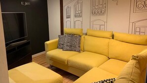 Living area - Bairro Alto | 4 Bedrooms + 4 Baths | Sleeps 8 (Lisboa)