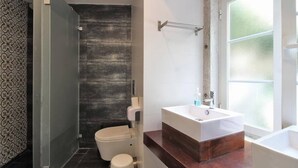 Bathroom - Bairro Alto | 4 Bedrooms + 4 Baths | Sleeps 8 (Lisboa)