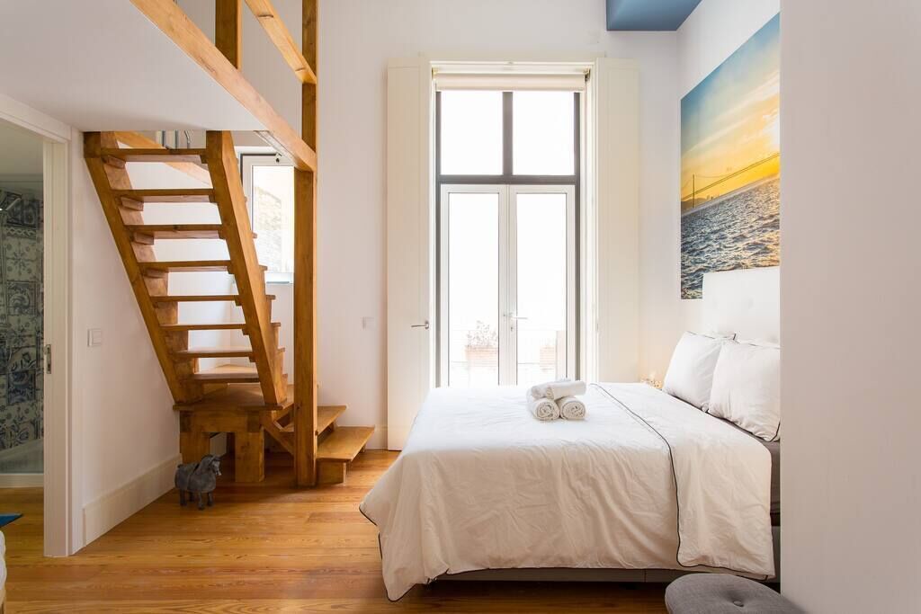 7 slaapkamers, een bureau, een strijkplank/strijkijzer, reisbedje