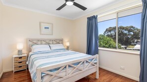 4 bedrooms, iron/ironing board, WiFi, bed sheets
