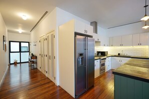 Coffee/tea maker, fridge, microwave, oven