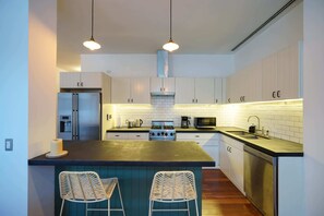 Coffee/tea maker, fridge, microwave, oven