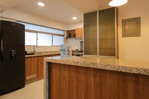 Réfrigérateur, micro-ondes, four, plaque de cuisson