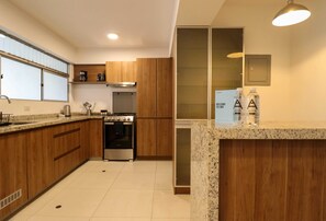 Een koelkast, een magnetron, een oven, een kookplaat