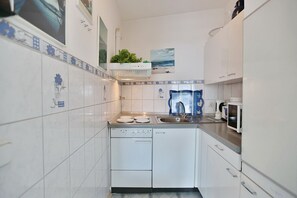 ثلاجة، ميكروويف، فرن، ماكينة لصنع القهوة/الشاي