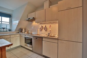 Herdplatte, Geschirrspüler, Wasserkocher mit Kaffee-/Teezubehör, Toaster