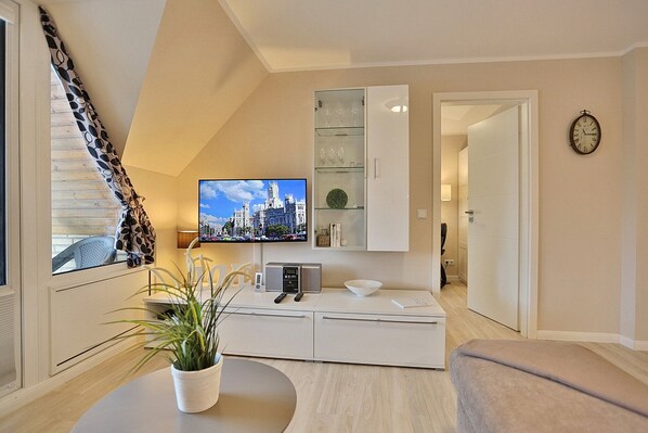 Fernseher, DVD-Player, Stereoanlage