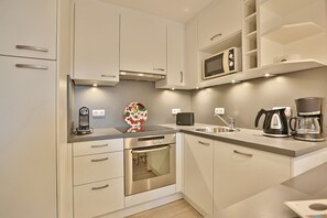 Kühlschrank, Mikrowelle, Ofen, Herdplatte