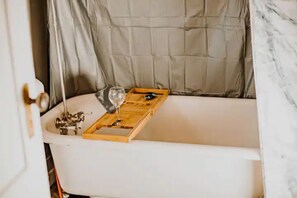 Towels, soap, shampoo, toilet paper