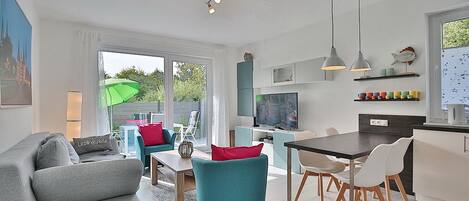 Een televisie en een stereo