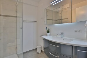 Douche, sèche-cheveux