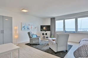 Fernseher, DVD-Player, Stereoanlage