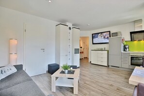 Fernseher, DVD-Player, Stereoanlage