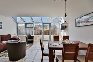 Fernseher, DVD-Player, Stereoanlage