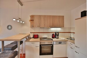 ثلاجة، فرن، موقد طهي مسطح، غسالة أطباق