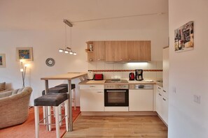 ثلاجة، فرن، موقد طهي مسطح، غسالة أطباق