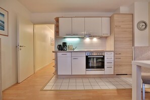 ثلاجة، فرن، موقد طهي مسطح، غسالة أطباق