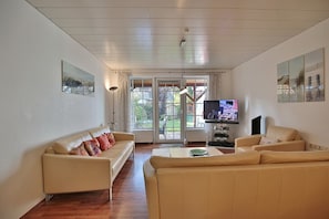 Fernseher, DVD-Player, Stereoanlage