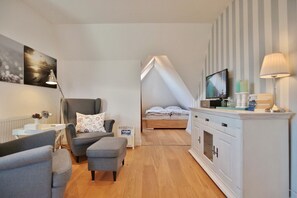 Fernseher, DVD-Player, Stereoanlage