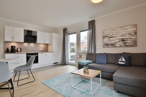 Fernseher, DVD-Player, Bücher, Stereoanlage