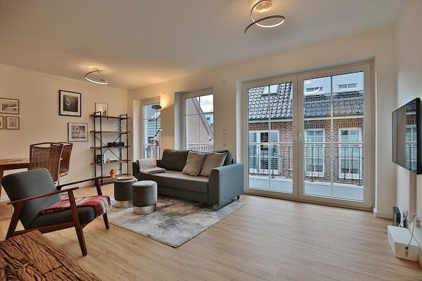 Fernseher, DVD-Player, Stereoanlage