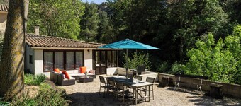 Tranquil, rustic, riverside retreat