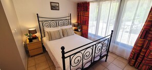 3 quartos, berço de viagem, Wi-Fi de cortesia, roupa de cama