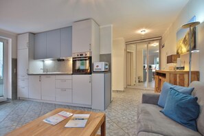 Fernseher, DVD-Player, Stereoanlage