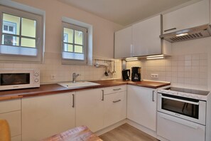 ثلاجة، ميكروويف، فرن، موقد طهي مسطح