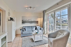 Fernseher, DVD-Player, Bücher, Stereoanlage