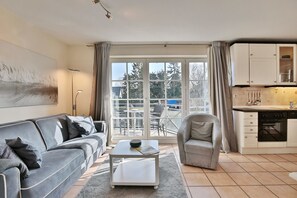 TV, DVD player, books, stereo - House Parkblick Apartment 8 (Timmendorfer Strand)